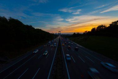 15 Temmuz Şehitler Köprüsü (Türkçe: 15 Temmuz Sehitler Koprusu) İstanbul 'daki İstanbul Boğazı, Türkiye' nin panoramik manzaralı. İstanbul 'da trafik
