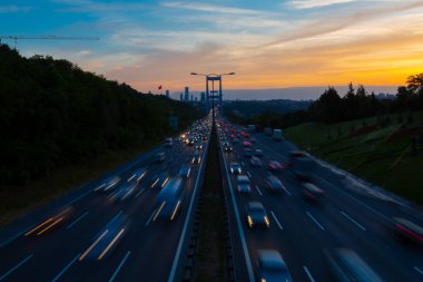 15 Temmuz Şehitler Köprüsü (Türkçe: 15 Temmuz Sehitler Koprusu) İstanbul 'daki İstanbul Boğazı, Türkiye' nin panoramik manzaralı. İstanbul 'da trafik