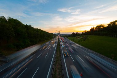 15 Temmuz Şehitler Köprüsü (Türkçe: 15 Temmuz Sehitler Koprusu) İstanbul 'daki İstanbul Boğazı, Türkiye' nin panoramik manzaralı. İstanbul 'da trafik