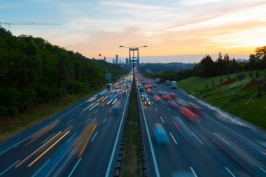 15 Temmuz Şehitler Köprüsü (Türkçe: 15 Temmuz Sehitler Koprusu) İstanbul 'daki İstanbul Boğazı, Türkiye' nin panoramik manzaralı. İstanbul 'da trafik
