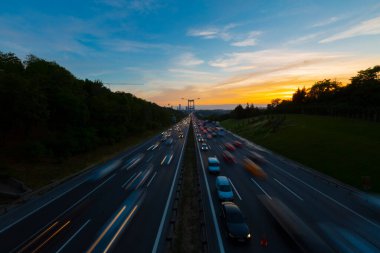 15 Temmuz Şehitler Köprüsü (Türkçe: 15 Temmuz Sehitler Koprusu) İstanbul 'daki İstanbul Boğazı, Türkiye' nin panoramik manzaralı. İstanbul 'da trafik
