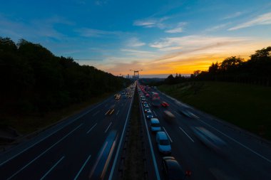 15 Temmuz Şehitler Köprüsü (Türkçe: 15 Temmuz Sehitler Koprusu) İstanbul 'daki İstanbul Boğazı, Türkiye' nin panoramik manzaralı. İstanbul 'da trafik