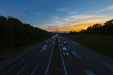 15 Temmuz Şehitler Köprüsü (Türkçe: 15 Temmuz Sehitler Koprusu) İstanbul 'daki İstanbul Boğazı, Türkiye' nin panoramik manzaralı. İstanbul 'da trafik