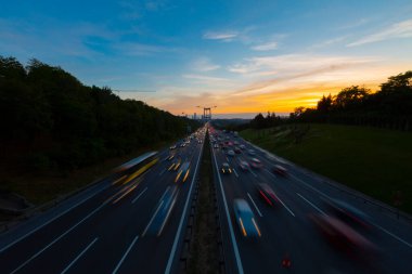 15 Temmuz Şehitler Köprüsü (Türkçe: 15 Temmuz Sehitler Koprusu) İstanbul 'daki İstanbul Boğazı, Türkiye' nin panoramik manzaralı. İstanbul 'da trafik