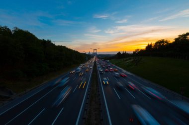 15 Temmuz Şehitler Köprüsü (Türkçe: 15 Temmuz Sehitler Koprusu) İstanbul 'daki İstanbul Boğazı, Türkiye' nin panoramik manzaralı. İstanbul 'da trafik