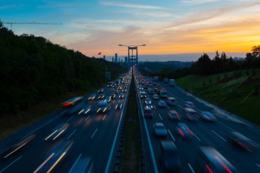 15 Temmuz Şehitler Köprüsü (Türkçe: 15 Temmuz Sehitler Koprusu) İstanbul 'daki İstanbul Boğazı, Türkiye' nin panoramik manzaralı. İstanbul 'da trafik