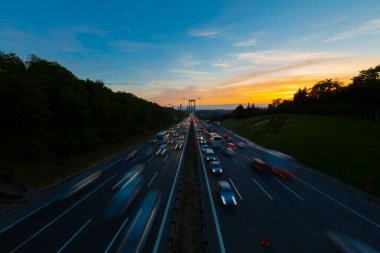 15 Temmuz Şehitler Köprüsü (Türkçe: 15 Temmuz Sehitler Koprusu) İstanbul 'daki İstanbul Boğazı, Türkiye' nin panoramik manzaralı. İstanbul 'da trafik