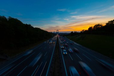 15 Temmuz Şehitler Köprüsü (Türkçe: 15 Temmuz Sehitler Koprusu) İstanbul 'daki İstanbul Boğazı, Türkiye' nin panoramik manzaralı. İstanbul 'da trafik