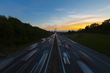 15 Temmuz Şehitler Köprüsü (Türkçe: 15 Temmuz Sehitler Koprusu) İstanbul 'daki İstanbul Boğazı, Türkiye' nin panoramik manzaralı. İstanbul 'da trafik