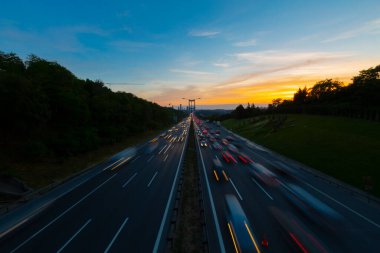 15 Temmuz Şehitler Köprüsü (Türkçe: 15 Temmuz Sehitler Koprusu) İstanbul 'daki İstanbul Boğazı, Türkiye' nin panoramik manzaralı. İstanbul 'da trafik