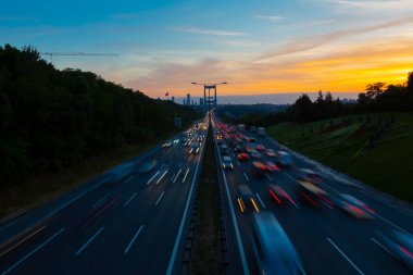 15 Temmuz Şehitler Köprüsü (Türkçe: 15 Temmuz Sehitler Koprusu) İstanbul 'daki İstanbul Boğazı, Türkiye' nin panoramik manzaralı. İstanbul 'da trafik