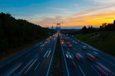 15 Temmuz Şehitler Köprüsü (Türkçe: 15 Temmuz Sehitler Koprusu) İstanbul 'daki İstanbul Boğazı, Türkiye' nin panoramik manzaralı. İstanbul 'da trafik