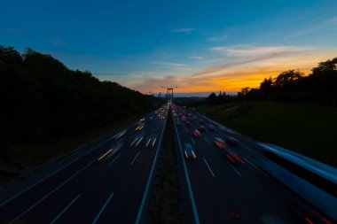15 Temmuz Şehitler Köprüsü (Türkçe: 15 Temmuz Sehitler Koprusu) İstanbul 'daki İstanbul Boğazı, Türkiye' nin panoramik manzaralı. İstanbul 'da trafik