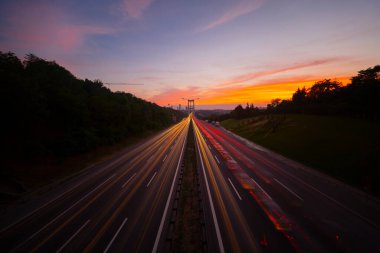15 Temmuz Şehitler Köprüsü (Türkçe: 15 Temmuz Sehitler Koprusu) İstanbul 'daki İstanbul Boğazı, Türkiye' nin panoramik manzaralı. İstanbul 'da trafik