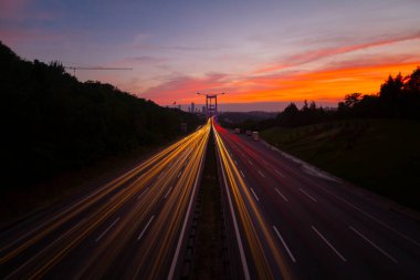 15 Temmuz Şehitler Köprüsü (Türkçe: 15 Temmuz Sehitler Koprusu) İstanbul 'daki İstanbul Boğazı, Türkiye' nin panoramik manzaralı. İstanbul 'da trafik