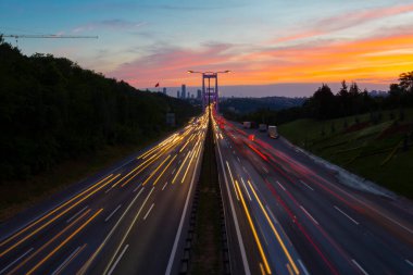 15 Temmuz Şehitler Köprüsü (Türkçe: 15 Temmuz Sehitler Koprusu) İstanbul 'daki İstanbul Boğazı, Türkiye' nin panoramik manzaralı. İstanbul 'da trafik
