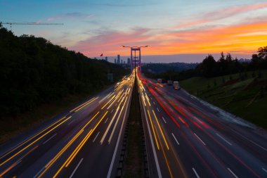 15 Temmuz Şehitler Köprüsü (Türkçe: 15 Temmuz Sehitler Koprusu) İstanbul 'daki İstanbul Boğazı, Türkiye' nin panoramik manzaralı. İstanbul 'da trafik
