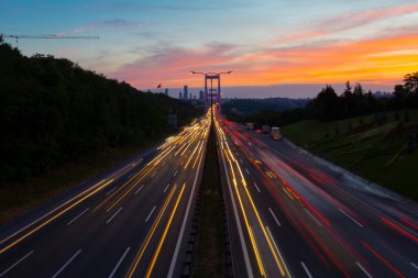 15 Temmuz Şehitler Köprüsü (Türkçe: 15 Temmuz Sehitler Koprusu) İstanbul 'daki İstanbul Boğazı, Türkiye' nin panoramik manzaralı. İstanbul 'da trafik