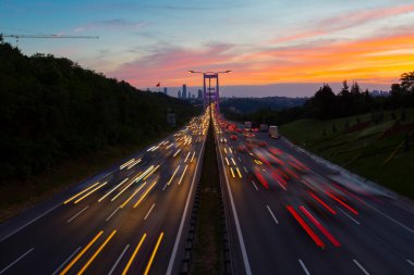 15 Temmuz Şehitler Köprüsü (Türkçe: 15 Temmuz Sehitler Koprusu) İstanbul 'daki İstanbul Boğazı, Türkiye' nin panoramik manzaralı. İstanbul 'da trafik