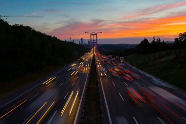 15 Temmuz Şehitler Köprüsü (Türkçe: 15 Temmuz Sehitler Koprusu) İstanbul 'daki İstanbul Boğazı, Türkiye' nin panoramik manzaralı. İstanbul 'da trafik