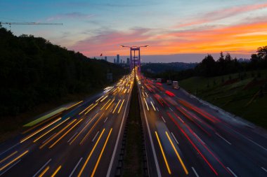 15 Temmuz Şehitler Köprüsü (Türkçe: 15 Temmuz Sehitler Koprusu) İstanbul 'daki İstanbul Boğazı, Türkiye' nin panoramik manzaralı. İstanbul 'da trafik