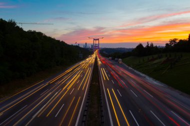 15 Temmuz Şehitler Köprüsü (Türkçe: 15 Temmuz Sehitler Koprusu) İstanbul 'daki İstanbul Boğazı, Türkiye' nin panoramik manzaralı. İstanbul 'da trafik