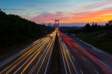 15 Temmuz Şehitler Köprüsü (Türkçe: 15 Temmuz Sehitler Koprusu) İstanbul 'daki İstanbul Boğazı, Türkiye' nin panoramik manzaralı. İstanbul 'da trafik