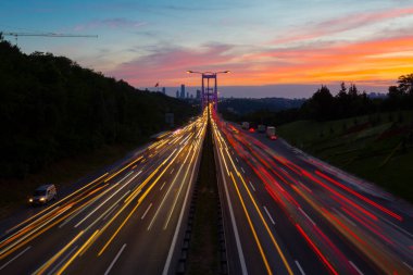 15 Temmuz Şehitler Köprüsü (Türkçe: 15 Temmuz Sehitler Koprusu) İstanbul 'daki İstanbul Boğazı, Türkiye' nin panoramik manzaralı. İstanbul 'da trafik
