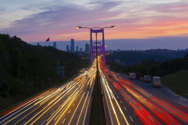 15 Temmuz Şehitler Köprüsü (Türkçe: 15 Temmuz Sehitler Koprusu) İstanbul 'daki İstanbul Boğazı, Türkiye' nin panoramik manzaralı. İstanbul 'da trafik