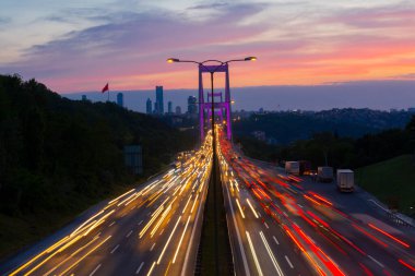 15 Temmuz Şehitler Köprüsü (Türkçe: 15 Temmuz Sehitler Koprusu) İstanbul 'daki İstanbul Boğazı, Türkiye' nin panoramik manzaralı. İstanbul 'da trafik