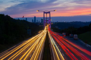 15 Temmuz Şehitler Köprüsü (Türkçe: 15 Temmuz Sehitler Koprusu) İstanbul 'daki İstanbul Boğazı, Türkiye' nin panoramik manzaralı. İstanbul 'da trafik