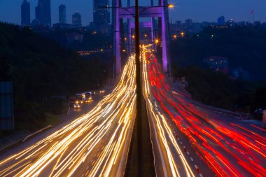 15 Temmuz Şehitler Köprüsü (Türkçe: 15 Temmuz Sehitler Koprusu) İstanbul 'daki İstanbul Boğazı, Türkiye' nin panoramik manzaralı. İstanbul 'da trafik