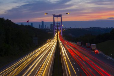 15 Temmuz Şehitler Köprüsü (Türkçe: 15 Temmuz Sehitler Koprusu) İstanbul 'daki İstanbul Boğazı, Türkiye' nin panoramik manzaralı. İstanbul 'da trafik