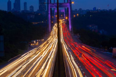 15 Temmuz Şehitler Köprüsü (Türkçe: 15 Temmuz Sehitler Koprusu) İstanbul 'daki İstanbul Boğazı, Türkiye' nin panoramik manzaralı. İstanbul 'da trafik