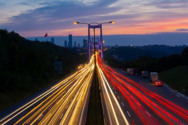 15 Temmuz Şehitler Köprüsü (Türkçe: 15 Temmuz Sehitler Koprusu) İstanbul 'daki İstanbul Boğazı, Türkiye' nin panoramik manzaralı. İstanbul 'da trafik
