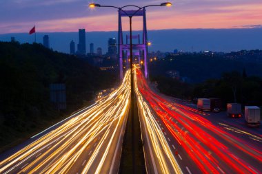 15 Temmuz Şehitler Köprüsü (Türkçe: 15 Temmuz Sehitler Koprusu) İstanbul 'daki İstanbul Boğazı, Türkiye' nin panoramik manzaralı. İstanbul 'da trafik