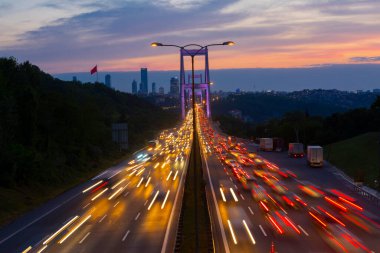 15 Temmuz Şehitler Köprüsü (Türkçe: 15 Temmuz Sehitler Koprusu) İstanbul 'daki İstanbul Boğazı, Türkiye' nin panoramik manzaralı. İstanbul 'da trafik