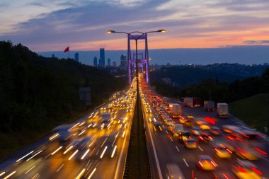 15 Temmuz Şehitler Köprüsü (Türkçe: 15 Temmuz Sehitler Koprusu) İstanbul 'daki İstanbul Boğazı, Türkiye' nin panoramik manzaralı. İstanbul 'da trafik