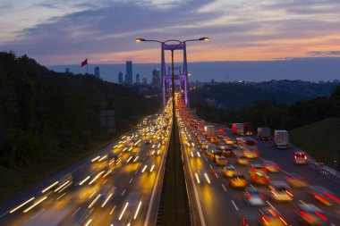 15 Temmuz Şehitler Köprüsü (Türkçe: 15 Temmuz Sehitler Koprusu) İstanbul 'daki İstanbul Boğazı, Türkiye' nin panoramik manzaralı. İstanbul 'da trafik
