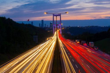 15 Temmuz Şehitler Köprüsü (Türkçe: 15 Temmuz Sehitler Koprusu) İstanbul 'daki İstanbul Boğazı, Türkiye' nin panoramik manzaralı. İstanbul 'da trafik