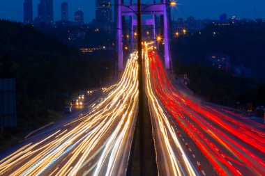 15 Temmuz Şehitler Köprüsü (Türkçe: 15 Temmuz Sehitler Koprusu) İstanbul 'daki İstanbul Boğazı, Türkiye' nin panoramik manzaralı. İstanbul 'da trafik