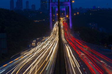 15 Temmuz Şehitler Köprüsü (Türkçe: 15 Temmuz Sehitler Koprusu) İstanbul 'daki İstanbul Boğazı, Türkiye' nin panoramik manzaralı. İstanbul 'da trafik