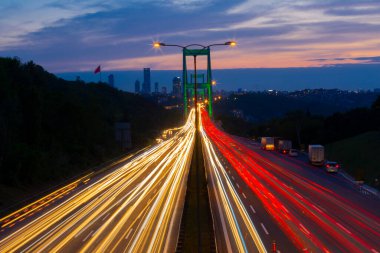 15 Temmuz Şehitler Köprüsü (Türkçe: 15 Temmuz Sehitler Koprusu) İstanbul 'daki İstanbul Boğazı, Türkiye' nin panoramik manzaralı. İstanbul 'da trafik