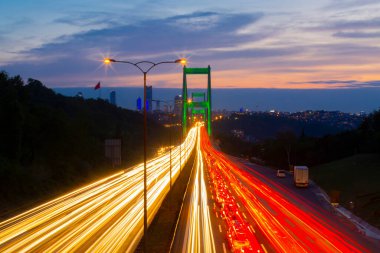 15 Temmuz Şehitler Köprüsü (Türkçe: 15 Temmuz Sehitler Koprusu) İstanbul 'daki İstanbul Boğazı, Türkiye' nin panoramik manzaralı. İstanbul 'da trafik