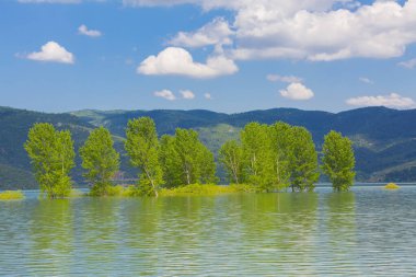 Tuzlu dağ gölü Salda 'nın rüzgarlı kumlu kıyıları. Turkuaz su. Mountain Gölü. Dinlenme yeri. Turist eğlencesi