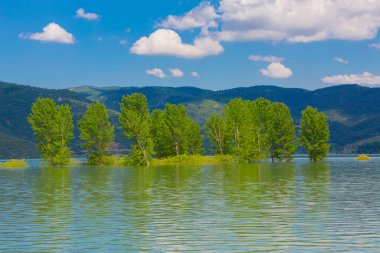 Tuzlu dağ gölü Salda 'nın rüzgarlı kumlu kıyıları. Turkuaz su. Mountain Gölü. Dinlenme yeri. Turist eğlencesi