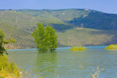 Tuzlu dağ gölü Salda 'nın rüzgarlı kumlu kıyıları. Turkuaz su. Mountain Gölü. Dinlenme yeri. Turist eğlencesi
