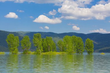 Tuzlu dağ gölü Salda 'nın rüzgarlı kumlu kıyıları. Turkuaz su. Mountain Gölü. Dinlenme yeri. Turist eğlencesi