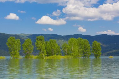 Tuzlu dağ gölü Salda 'nın rüzgarlı kumlu kıyıları. Turkuaz su. Mountain Gölü. Dinlenme yeri. Turist eğlencesi