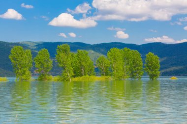 Tuzlu dağ gölü Salda 'nın rüzgarlı kumlu kıyıları. Turkuaz su. Mountain Gölü. Dinlenme yeri. Turist eğlencesi